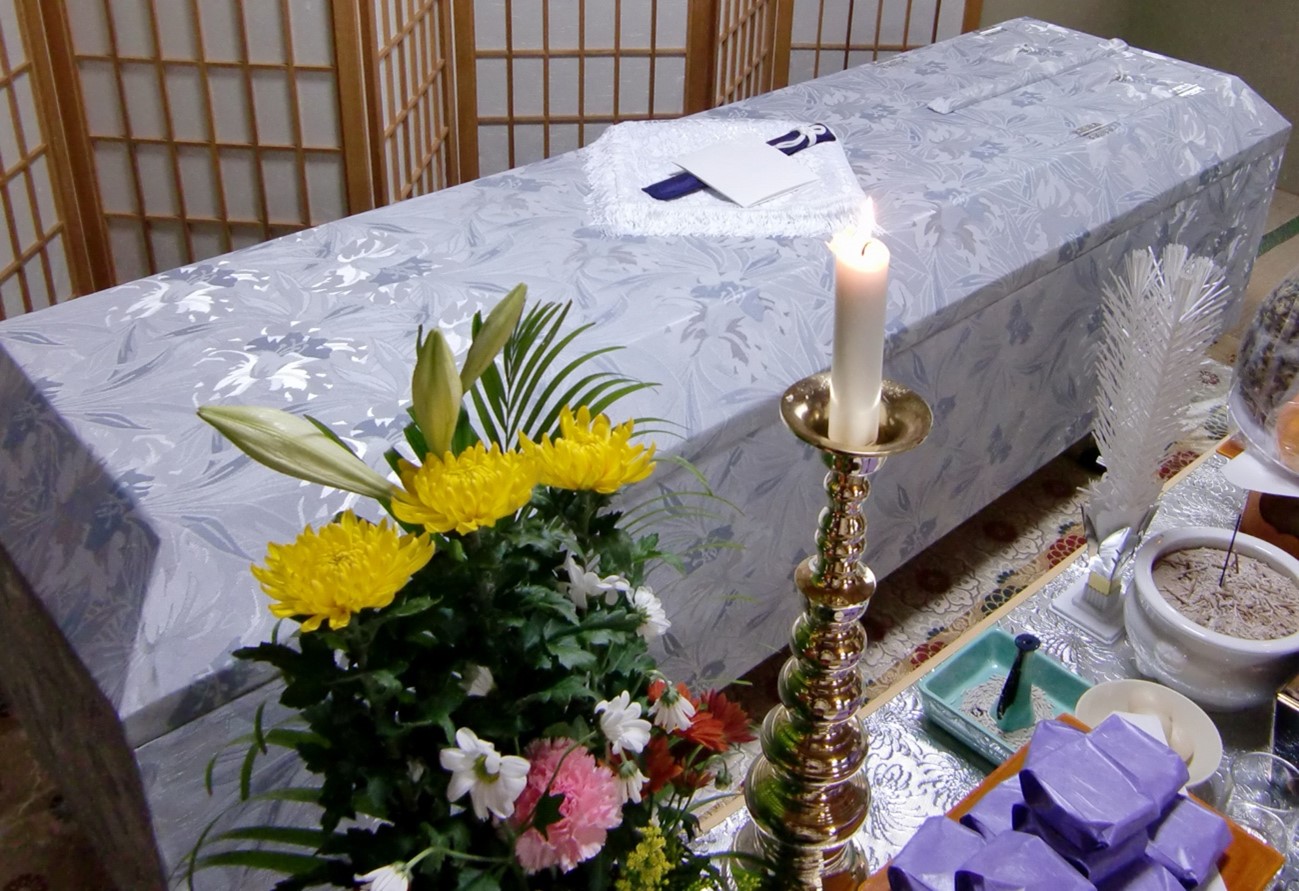 棺とお花、ろうそくを整えた祭壇