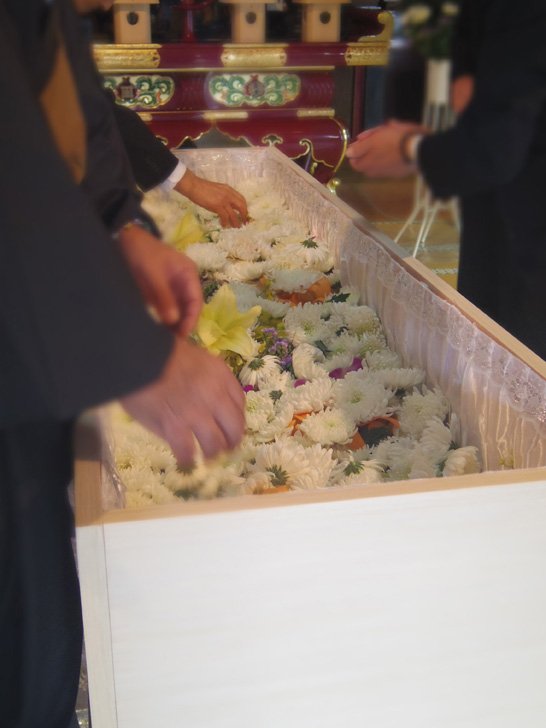 棺にお花を納める花入れの手元