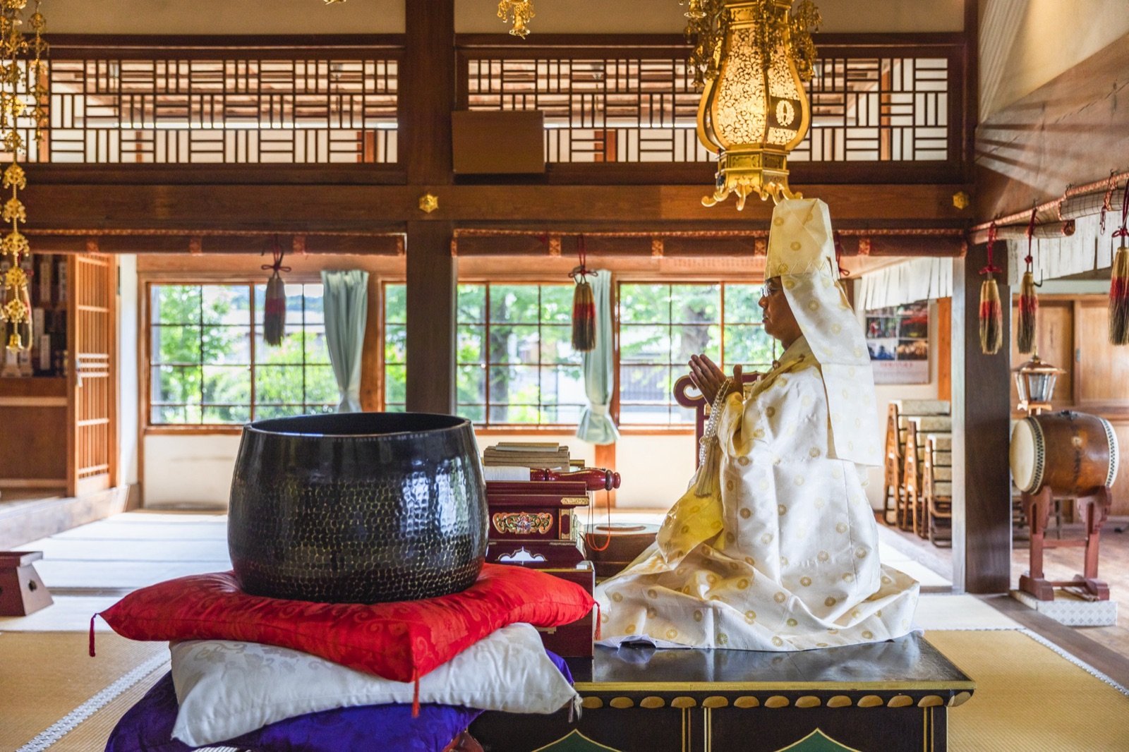 法光寺本堂で読経する住職